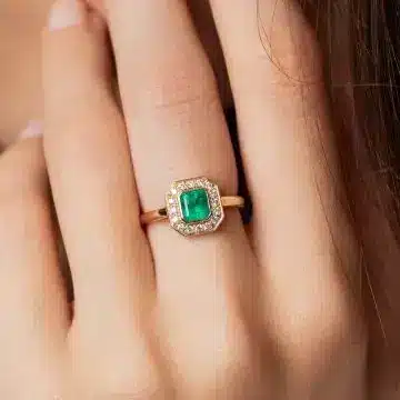 Bague art déco émeraude diamants or jaune portée