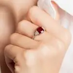 Bague Haute Joaillerie rubis et diamants portée
