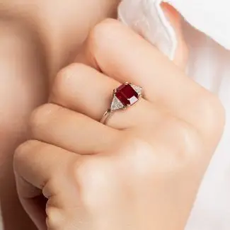 Bague Haute Joaillerie rubis et diamants portée