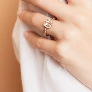 Bague morganite et diamants Elsa portée