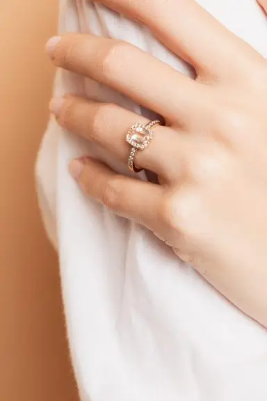 Bague morganite et diamants Elsa portée