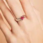 Bague Spinelle rouge vivid, Annie, portée