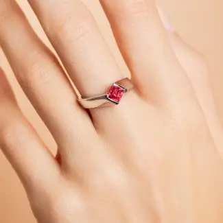 Bague Spinelle rouge vivid, Annie, portée