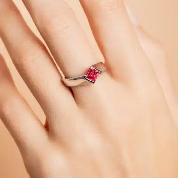 Bague Spinelle rouge vivid, Annie, portée