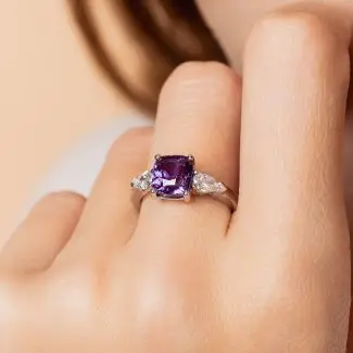 Bague Jeanne Saphir violet et diamant portée