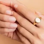 Chevalière-12x10-mm-OJ portée