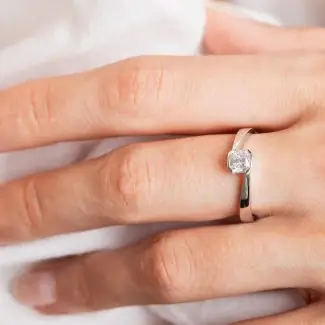 Bague Annie diamant portée