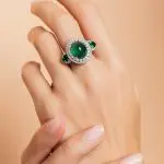 Bague haute joaillerie émeraude tsavorites et diamants portée