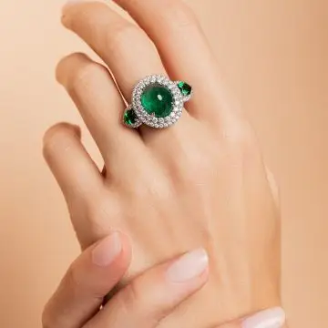 Bague haute joaillerie émeraude tsavorites et diamants portée