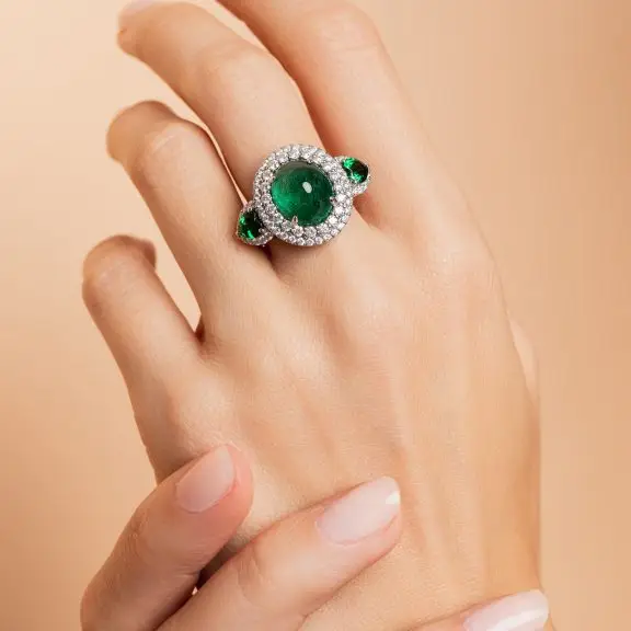 Bague haute joaillerie émeraude tsavorites et diamants portée