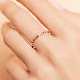 Bague marquise diamant or rose portée