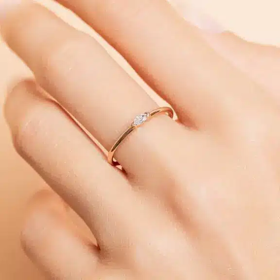 Bague marquise diamant or rose portée