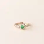 Bague émeraude et diamant halo or jaune de charles arteon joaillerie