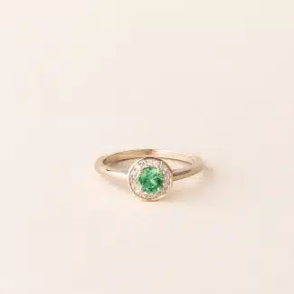 Bague émeraude et diamant halo or jaune de charles arteon joaillerie