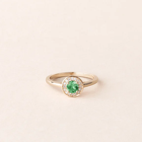 Bague émeraude et diamant halo or jaune de charles arteon joaillerie