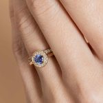 Bague halo saphir et diamants et alliance diamants portées - or jaune - modèle Halo de Charles Arteon Joaillerie