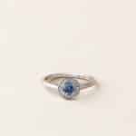 Bague halo saphir et diamants - or blanc - modèle Halo de Charles Arteon Joaillerie