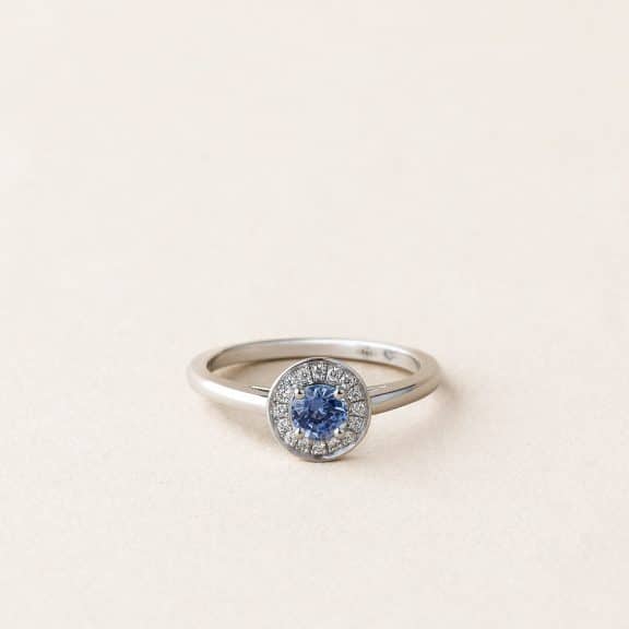 Bague halo saphir et diamants - or blanc - modèle Halo de Charles Arteon Joaillerie