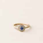 Bague halo saphir et diamants - or jaune - modèle Halo de Charles Arteon Joaillerie