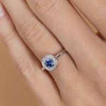 Bague halo saphir et diamants portée - or blanc - modèle Halo de Charles Arteon Joaillerie
