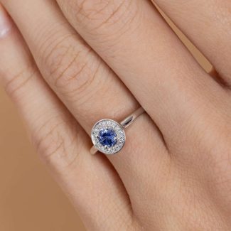 Bague halo saphir et diamants portée - or blanc - modèle Halo de Charles Arteon Joaillerie