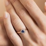 Bague halo saphir et diamants portée - or rose - modèle Halo de Charles Arteon Joaillerie.jpg