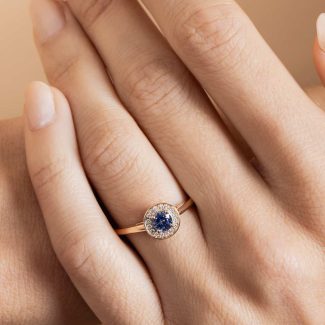 Bague halo saphir et diamants portée - or rose - modèle Halo de Charles Arteon Joaillerie.jpg