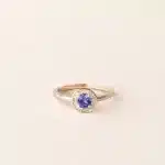 Bague halo tanzanite et diamants or jaune chez Charles Arteon Joaillerie