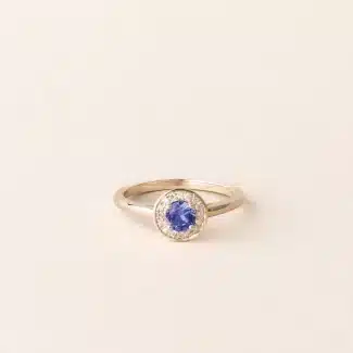 Bague halo tanzanite et diamants or jaune chez Charles Arteon Joaillerie