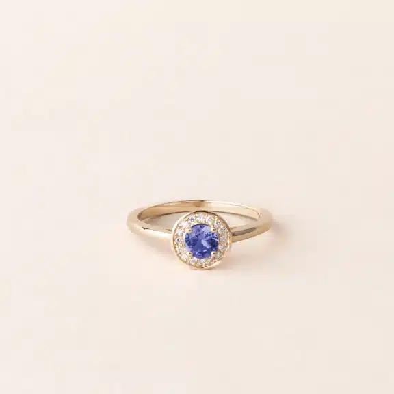 Bague halo tanzanite et diamants or jaune chez Charles Arteon Joaillerie