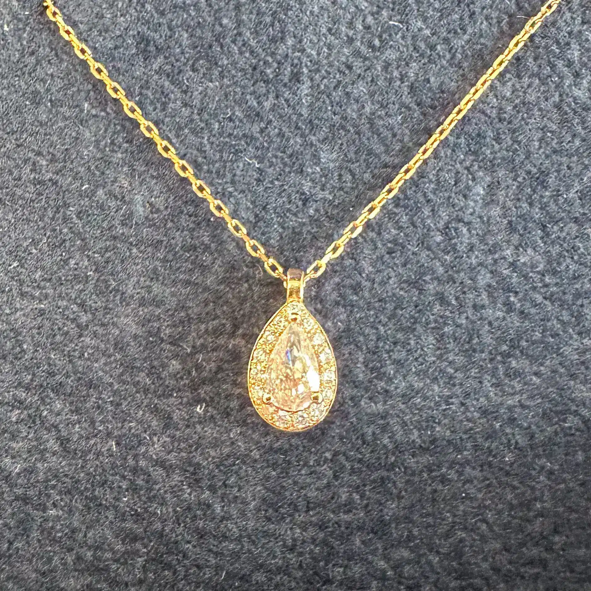 Collier en or jaune serti d'un diamant poire et d'un entourage de diamants - une création sur-mesure de Charles Arteon Joaillerie