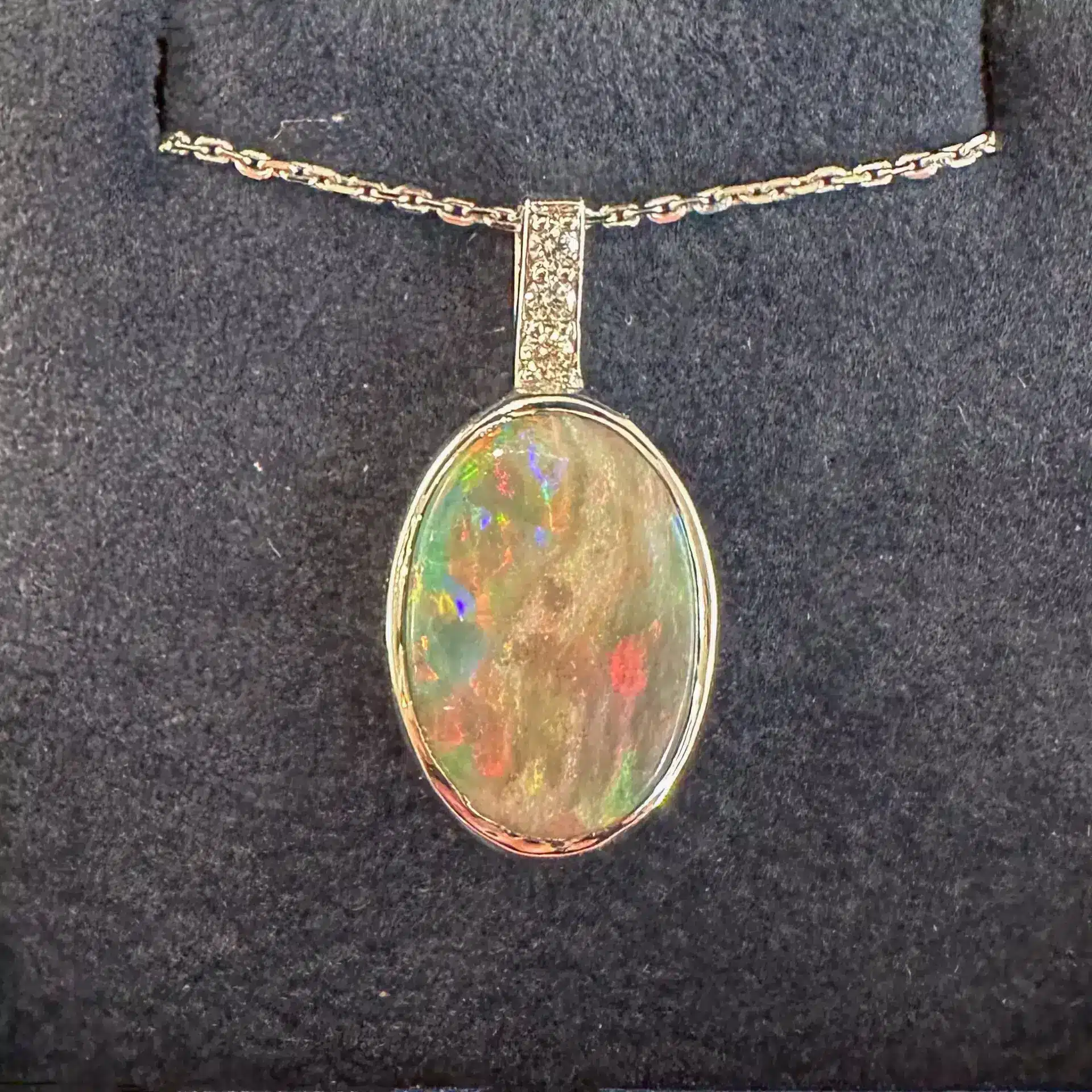 Collier opale précieuse australienne et diamants - création sur-mesure de Charles Arteon Joaillerie