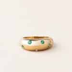 Bague bombée en or jaune 750 millièmes recyclé sertie de diamants et émeraudes
