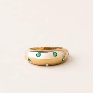 Bague bombée en or jaune 750 millièmes recyclé sertie de diamants et émeraudes