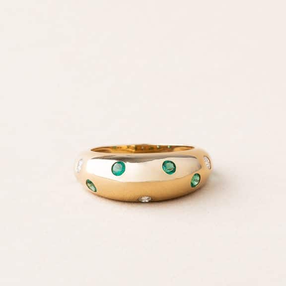 Bague bombée en or jaune 750 millièmes recyclé sertie de diamants et émeraudes
