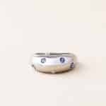 Bague dome bombée en or blanc 750 millièmes recyclé sertie de diamants et saphirs