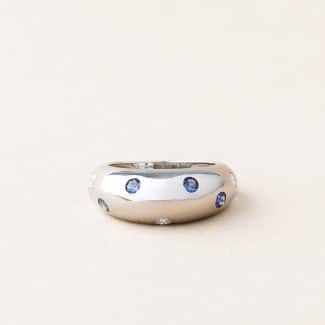 Bague dome bombée en or blanc 750 millièmes recyclé sertie de diamants et saphirs