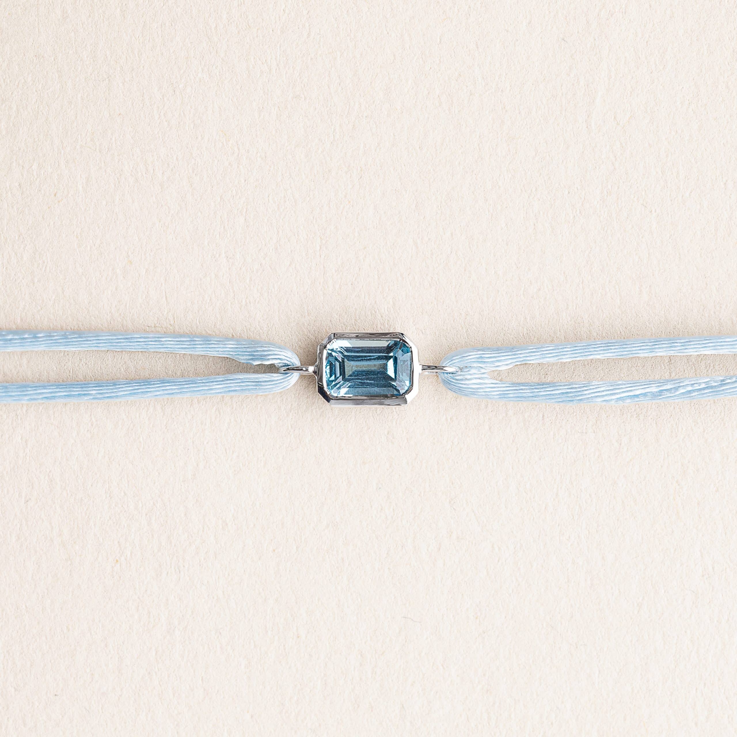 Bracelet Ory - Petit modèle - Or blanc : Platine - Topaze Swiss blue - Cordon bleu ciel Bracelet cordon homme et femme Ory - Topaze swiss blue - Or blanc 750 millièmes ou Platine 950 millièmes recyclé - bracelet petit modèle cordon bleu ciel