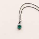 Collier émeraude entourage diamants en or blanc - Charles Arteon Joaillerie