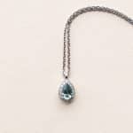 Collier saphir teal entourage - Eugénie poire - or blanc : platine - saphir teal et diamants
