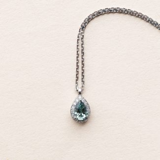 Collier saphir teal entourage - Eugénie poire - or blanc : platine - saphir teal et diamants