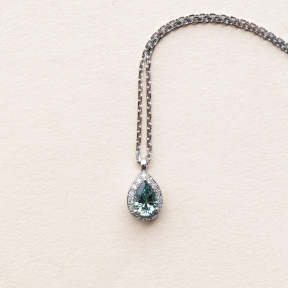 Collier saphir teal entourage - Eugénie poire - or blanc : platine - saphir teal et diamants