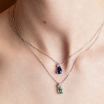 Colliers tanzanite diamants perlé portés en or blanc serti d'une tanzanite et d'une tourmaline lagon avec trois diamants