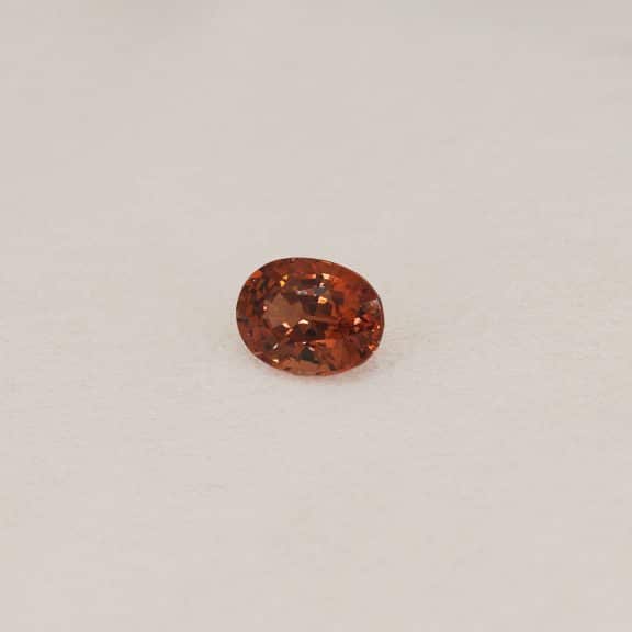 Grenat malaya de Tanzanie - 2,01 ct -packshot - Charles Arteon Joaillerie