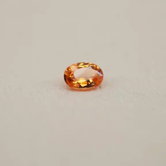 Grenat fanta - ovale - 1,70 carat - Charles Arteon Joaillerie