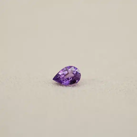 Saphir violet - poire - 0,75 carat - Charles Arteon Joaillerie