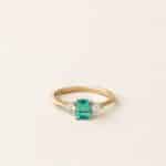 Bague émeraude et diamants en or jaune - modèle Jeanne de Charles Arteon joaillerie