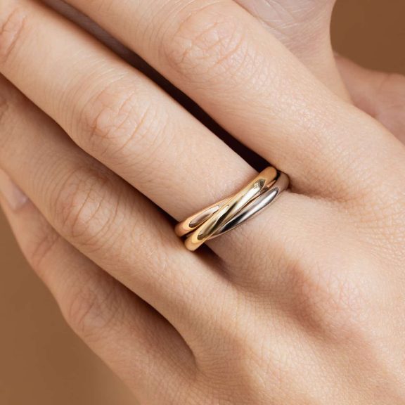 Alliance trilogie or portée par une femme - petit modèle de Charles Arteon Joaillerie