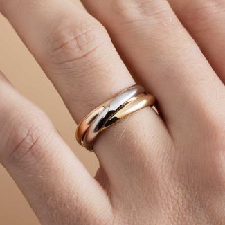 Alliance 3 ors portée par un homme - grand modèle de Charles Arteon Joaillerie