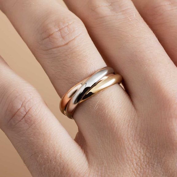 Alliance 3 ors portée par un homme - grand modèle de Charles Arteon Joaillerie